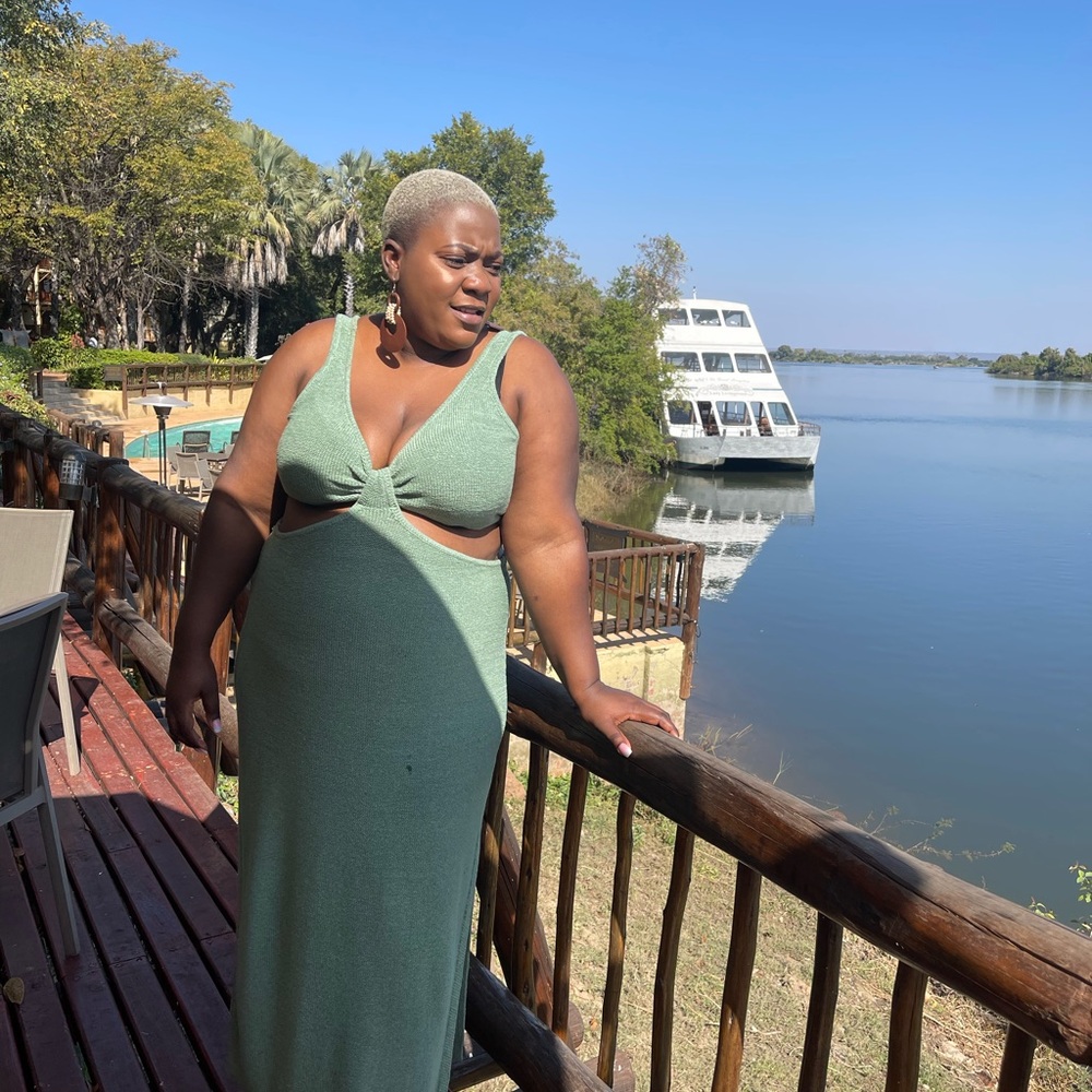Green Plunge Neck Sleeveless Maxi Sundress. It’s a heavy yarn like material